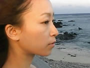 Gadis Jepang Berjalan di Tepi Pantai