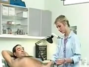 Eropa dokter wanita klasik scan untuk pemeriksaan tubuh