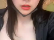 Gadis berdada Asia menyentuh payudaranya dan masturbasi di webcam